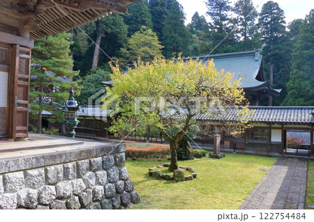 Daihonzan Eiheiji temple, the zen buddhist Temple of eternal peace, located in Fukui Prefecture in Japan Daihonzan Eiheiji temple, the zen buddhist Temple of eternal peace, located in Fukui Prefecture in Japan 122754484