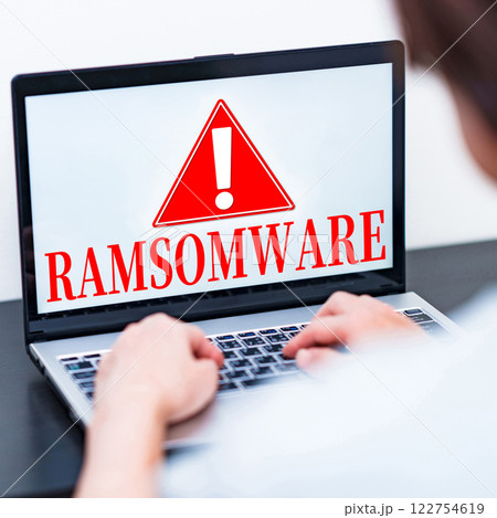 ランサムウェア 被害 が 急増 している 【 情報セキュリティ と ITリスク の イメージ 】 ランサムウェア 被害 が 急増 している 【 情報セキュリティ と ITリスク の イメージ 】 122754619