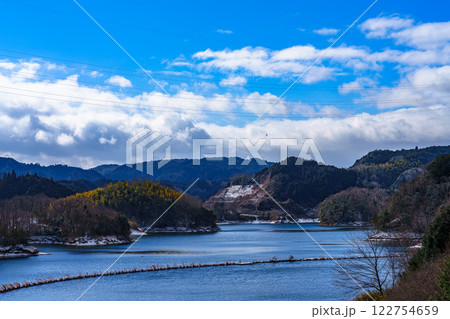 雪景色の奈良布目ダム 青空を映す駐車場付近から見えるダム湖の水面② 雪景色の奈良布目ダム 青空を映す駐車場付近から見えるダム湖の水面② 122754659
