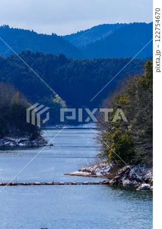雪景色の奈良布目ダム　湖面に突き出た半島の水際に積もる雪① 122754670