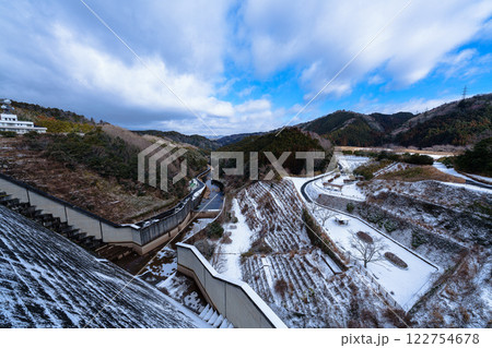 雪景色の奈良布目ダム　次第に溶けていく布目川両側の雪 122754678