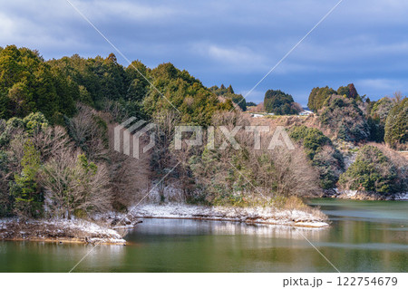 雪景色の奈良布目ダム　湖面に突き出た半島の水際に積もる雪➅ 122754679