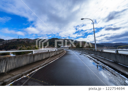 雪景色の奈良布目ダム　堰堤上に残った雪と東側の空 122754694