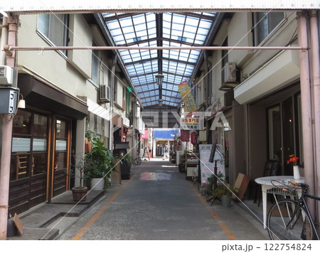 松陰神社通り商店街 共悦マーケットのアーケード 122754824