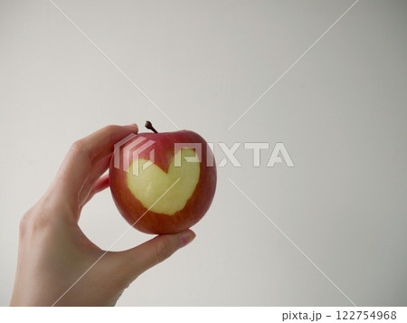 手 両手 手の上 122754968