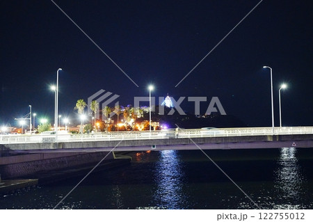 弁天橋から見た江ノ島 122755012