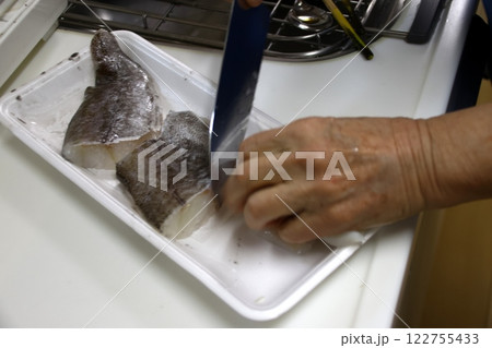 たらの身を切る主婦 122755433