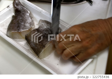 たらの身を切る主婦 122755436