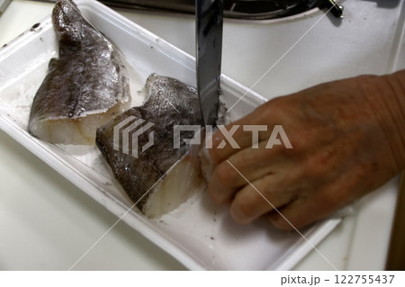 たらの身を切る主婦 122755437