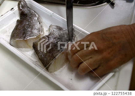 たらの身を切る主婦 122755438