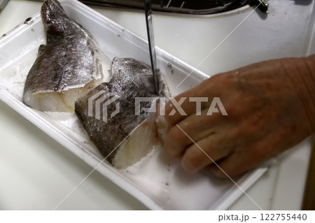 たらの身を切る主婦 122755440