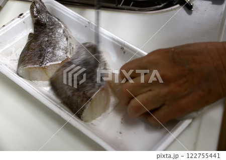 たらの身を切る主婦 122755441