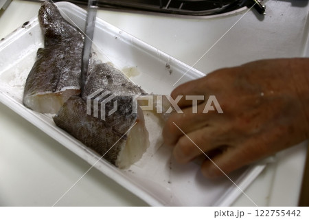 たらの身を切る主婦 122755442