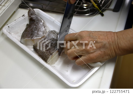 たらの身を切る主婦 122755471