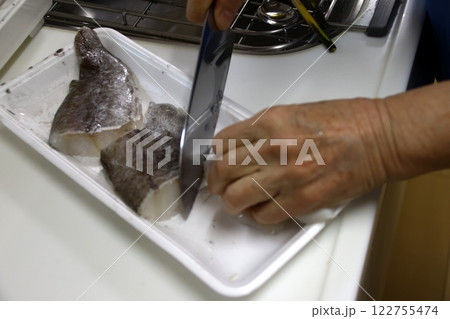 たらの身を切る主婦 122755474