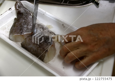 たらの身を切る主婦 122755475