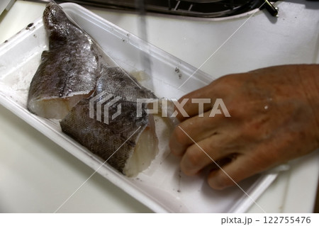たらの身を切る主婦 122755476