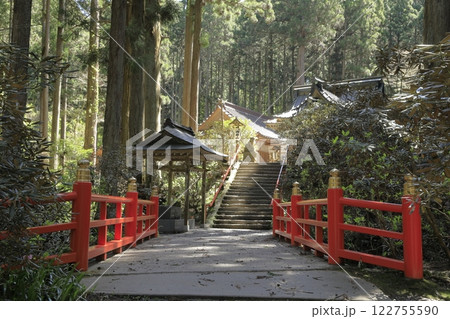 日本屈指のパワースポット御岩神社の色鮮やかな神橋と、その奥に鎮座する拝殿 日本屈指のパワースポット御岩神社の色鮮やかな神橋と、その奥に鎮座する拝殿 122755590