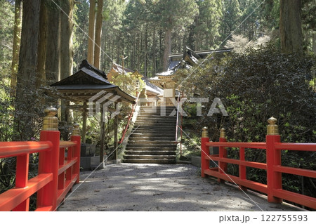 日本屈指のパワースポット御岩神社の色鮮やかな神橋と、その奥に鎮座する拝殿 122755593