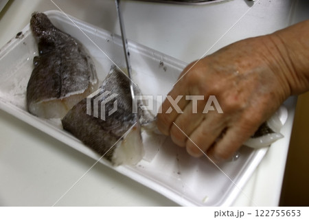 たらの身を切る主婦 122755653