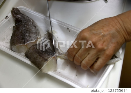 たらの身を切る主婦 122755654
