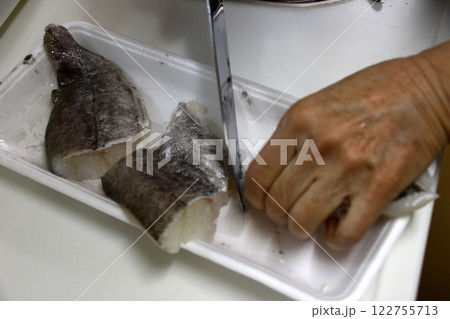 たらの身を切る主婦 122755713
