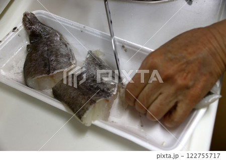 たらの身を切る主婦 122755717
