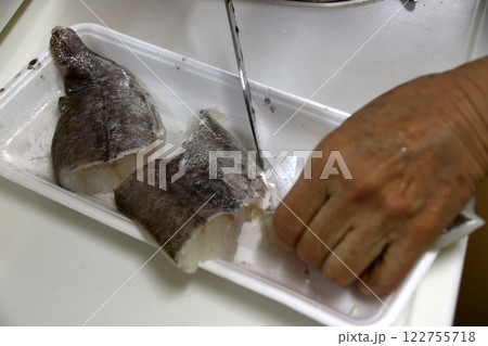 たらの身を切る主婦 122755718