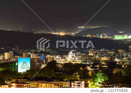 (熊本城周辺風景)夜空と都市景観の夜景に映えるスポットから観える絶景パノラマ風景(花岡山展望台)　 122755926