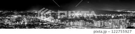 (モノクロ撮影)夜空と都市景観の夜景に映えるスポットから観える絶景パノラマ風景(花岡山展望台)  (モノクロ撮影)夜空と都市景観の夜景に映えるスポットから観える絶景パノラマ風景(花岡山展望台)  122755927