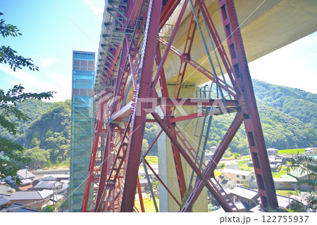 関西・近畿・餘部駅(余部駅)・道の駅から余部鉄橋へ登る歩道から眺める廃線の橋桁・兵庫県香美町(1) 関西・近畿・餘部駅(余部駅)・道の駅から余部鉄橋へ登る歩道から眺める廃線の橋桁・兵庫県香美町(1) 122755937