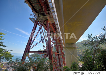関西・近畿・餘部駅(余部駅)・道の駅から余部鉄橋へ登る歩道から眺める廃線の橋桁・兵庫県香美町(3) 122755939