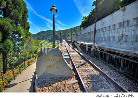 関西・近畿・餘部駅(余部駅)・ホームを挟んで併走する空の駅へ続く廃線と現代の線路・兵庫県香美町(1) 122755940