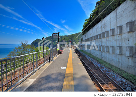 関西・近畿・餘部駅(余部駅)・ホームを挟んで併走する空の駅へ続く廃線と現代の線路・兵庫県香美町(2) 122755941
