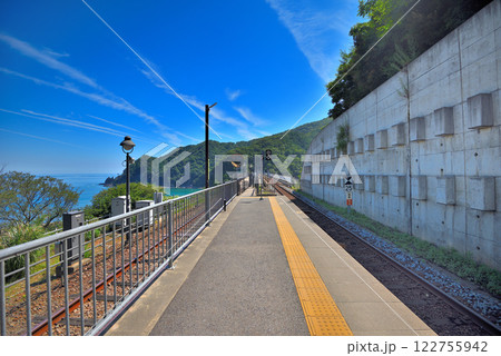 関西・近畿・餘部駅(余部駅)・ホームを挟んで併走する空の駅へ続く廃線と現代の線路・兵庫県香美町(3) 関西・近畿・餘部駅(余部駅)・ホームを挟んで併走する空の駅へ続く廃線と現代の線路・兵庫県香美町(3) 122755942