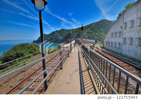関西・近畿・餘部駅(余部駅)・ホームを挟んで併走する空の駅へ続く廃線と現代の線路・兵庫県香美町(4) 122755943
