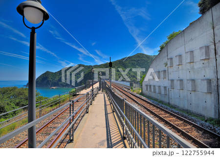 関西・近畿・餘部駅(余部駅)・ホームを挟んで併走する空の駅へ続く廃線と現代の線路・兵庫県香美町(5) 関西・近畿・餘部駅(余部駅)・ホームを挟んで併走する空の駅へ続く廃線と現代の線路・兵庫県香美町(5) 122755944