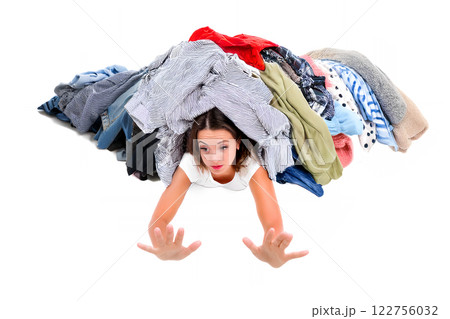 大量の服に埋もれる女性のイラスト素材 [122756032] - PIXTA