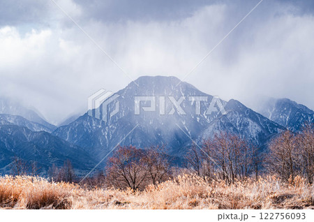 霜が降りる真冬の有明山 霜が降りる真冬の有明山 122756093