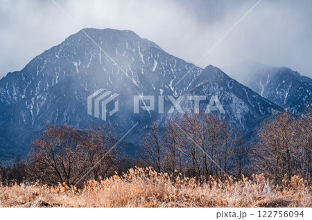 霜が降りる真冬の有明山 霜が降りる真冬の有明山 122756094