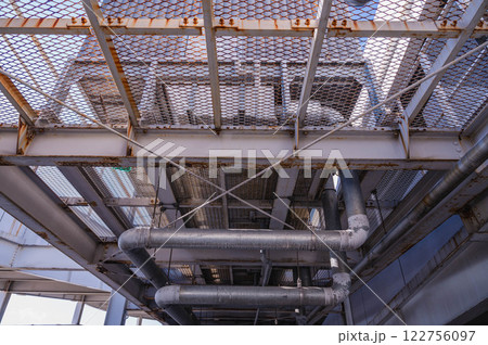 剥き出しのパイプと鉄骨 122756097