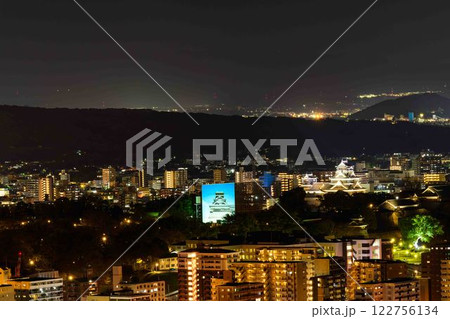 (熊本城周辺風景)夜空と都市景観の夜景に映えるスポットから観える絶景パノラマ風景(花岡山展望台)　 122756134