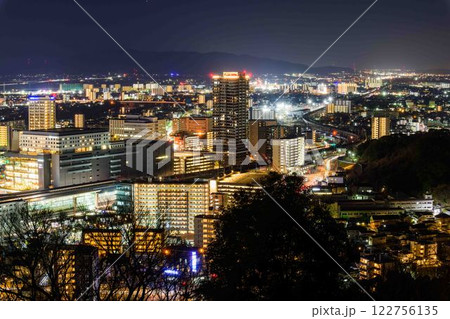(熊本駅方面)夜空と都市景観の夜景に映えるスポットから観える絶景パノラマ風景(花岡山展望台) (熊本駅方面)夜空と都市景観の夜景に映えるスポットから観える絶景パノラマ風景(花岡山展望台) 122756135