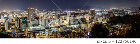 (熊本駅方面)夜空と都市景観の夜景に映えるスポットから観える絶景パノラマ風景(花岡山展望台)　 122756140