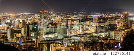 (熊本駅方面)夜空と都市景観の夜景に映えるスポットから観える絶景パノラマ風景(花岡山展望台)  (熊本駅方面)夜空と都市景観の夜景に映えるスポットから観える絶景パノラマ風景(花岡山展望台)  122756141