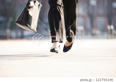 オフィス街を走る就活中の若い女性の足元 オフィス街を走る就活中の若い女性の足元 122756146
