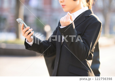 オフィス街を歩く就活中の若い女性 オフィス街を歩く就活中の若い女性 122756398