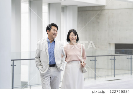 笑顔の50代の夫婦 笑顔の50代の夫婦 122756884