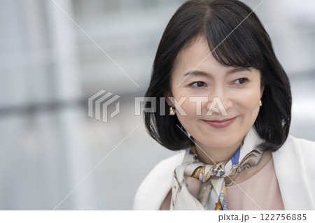 笑顔の50代の女性 笑顔の50代の女性 122756885