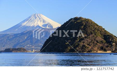 沼津市の三の浦から見た富士山の冬 122757742